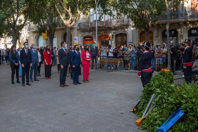 Ofrenda del Govern de la Generalitat ante el momento de Rafel Casanova en Barcelona por la Diada, encabezado por Pere Aragons, Jordi Puigneró y Laura Vilagr