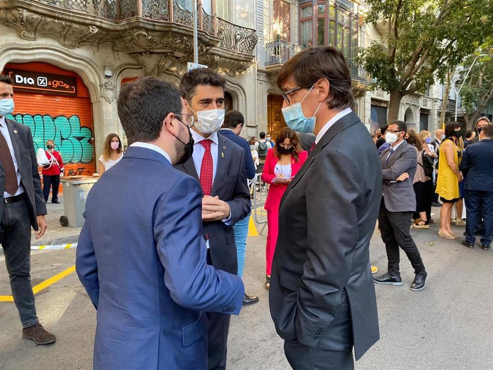 El presidente de la Generalitat, Pere Aragons, el vicepresidente y conseller de Territorio y Políticas Digitales, Jordi Puigneró, y el líder del PSC en el Parlament, Salvador Illa