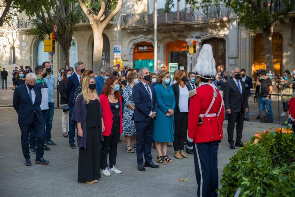 Ofrenda del Ayuntamiento de Barcelona ante el momento de Rafael Casanova en Barcelona por la Diada, encabezada por la alcaldesa, Ada Colau