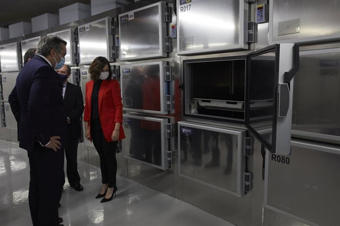 Archivo - La presidenta de la Comunidad de Madrid, Isabel Díaz Ayuso (1d), acompañada del consejero de Justicia, Interior y Víctimas, Enrique López (1i), durante una visita a la nueva sede del Instituto de Medicina Legal y Ciencias Forenses, en Madrid (