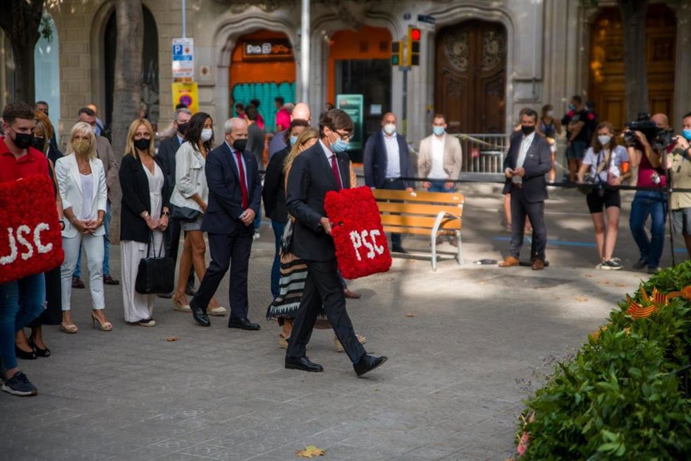 Ofrenda del PSC ante el momento de Rafael Casanova en Barcelona por la Diada, encabezada por Salvador Illa y el expresidente de la Generalitat José Montilla.