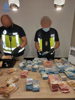 Agentes de la Policía Nacional junto al material intervenido durante una operación contra el tráfico de drogas en Palma.