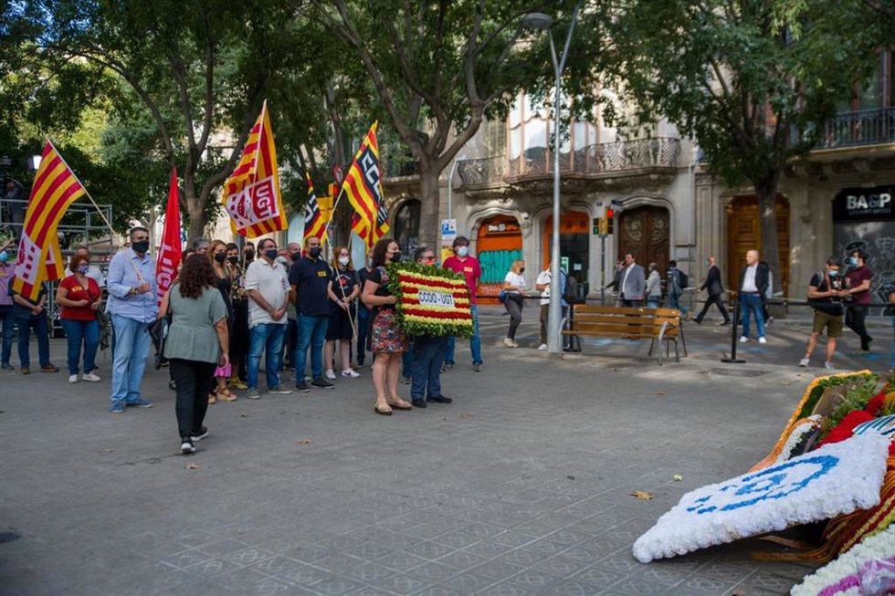 Ofrenda de UGT de Catalunya y CC.OO. De Catalunya ante el momento de Rafael Casanova en Barcelona por la Diada, encabezada por sus secretarios generales Camil Ros (UGT) y Javier Pacheco (CC.OO)