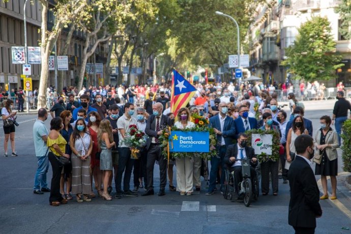 Ofrena conjunta de PDeCat i PNB davant el moment de Rafael Casanova a Barcelona per la Diada, encapalada per ngels Chacón, David Bonvehí (PDeCAT) i Estefanía Beltrán d'Heredia (PNB)