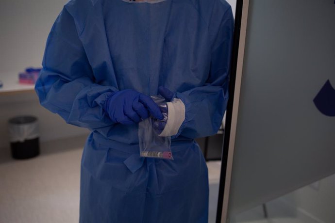 Archivo - Arxivo - Una professional sanitria sosté mostres de proves PCR a Barcelona
