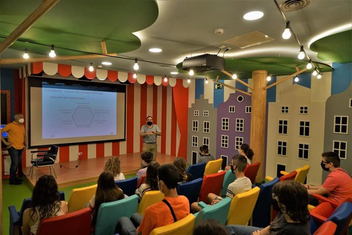 Taller sobre el cambio climático impartido a los pacientes por los profesores de la Escuela de Ingenierías Industriales de la Universidad de Valladolid Luis Javier de Miguel y Fernando Frechoso.