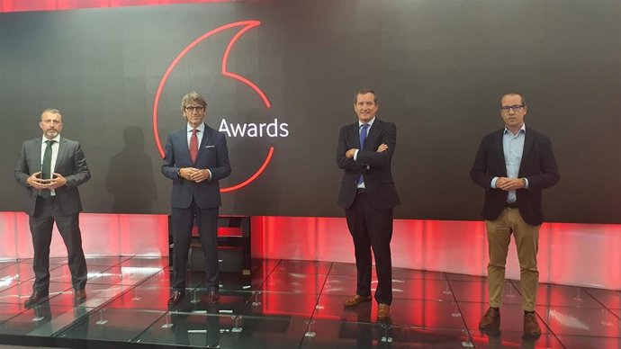 El consejero Luis Alberto Marín, junto con el director territorial de Vodafone para Murcia, Valencia y Baleares, Antonio Álvarez, el director de Administración Pública y SmartCities de la compañía, Carlos Becker (3i) y el director general de Informática