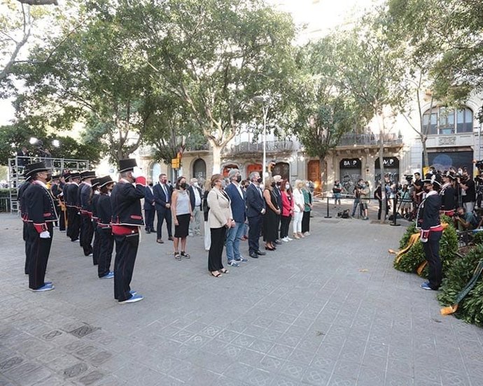 Ofrenda de la Diputación de Barcelona ante el momento de Rafael Casanova en Barcelona por la Diada, encabezada por su presidenta, Núria Marín