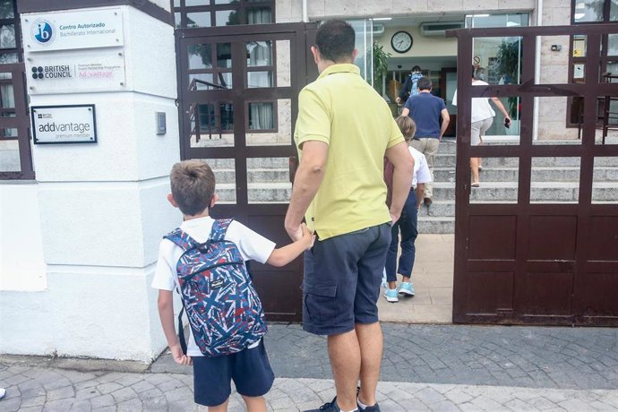 Un padre acompaña a su hijo a la entrada del colegio Virgen de Europa durante el primer día de clase del curso 2021-22.