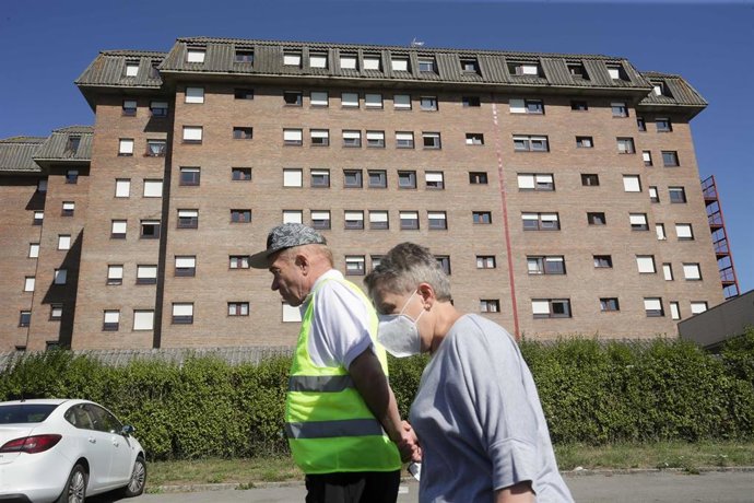 Dos ancianos pasean frente a la residencia de Las Gándaras, la mayor de Lugo