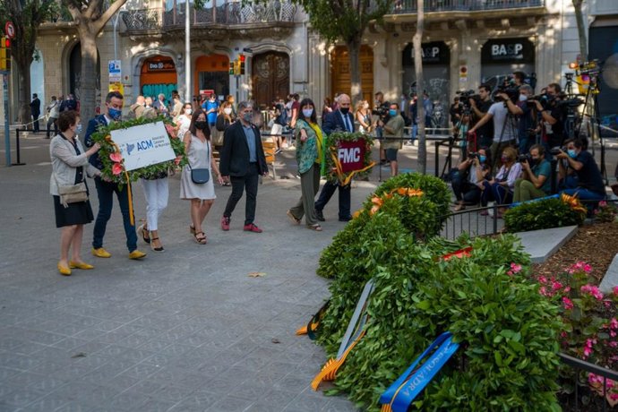 Ofrenda de la ACM ante el monumento de Rafael Casanova en Barcelona por la Diada, encabezada por el presidente y secretaria general, Lluís Soler y Joana Ortega