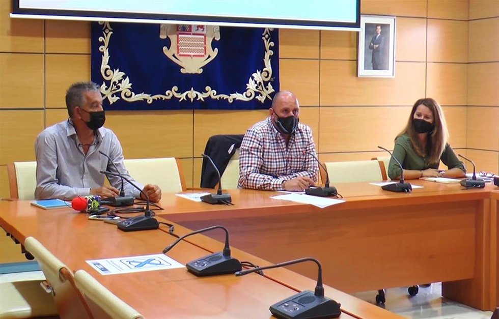 El presidente del Cabildo de Fuerteventura, Sergio Lloret López, en el centro de la imagen