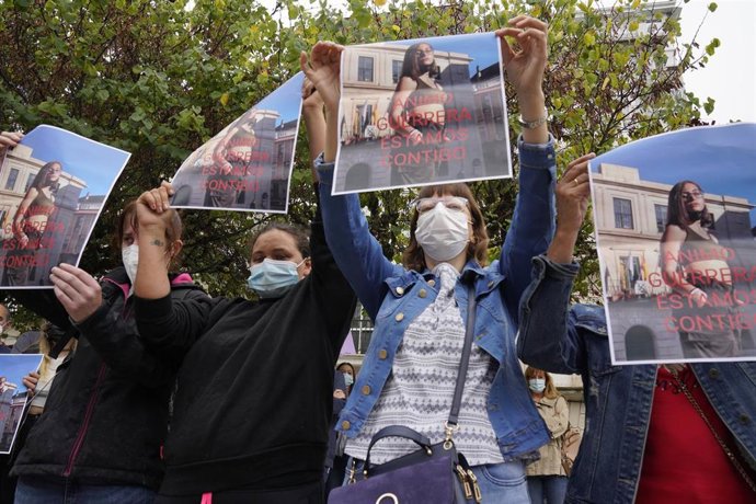 Varias mujeres sostienen imágenes de la joven supuestamente agredida el jueves en O Carballiño, durante una concentración de repulsa al suceso, O Carballiño, a 11 de septiembre de 2021, en O Carballiño, Ourense, Galicia (España). La Guardia Civil invest