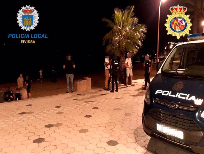 La Policía Local de Ibiza, junto a agentes nacionales, interpone 39 denuncias por consumir alcohol en la vía pública y confisca varias cantidades de droga.