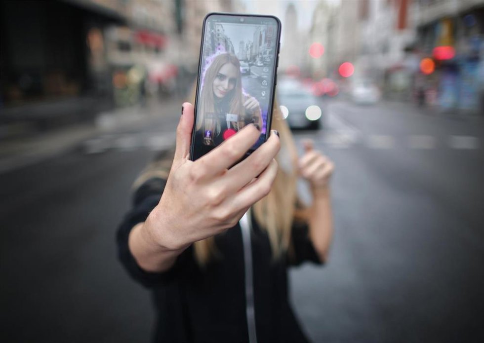 Archivo - La joven Rosa, conocida como Ghoulbabyghoul en la app Tik Tok donde cuenta con más de 3000 seguidores, se graba con su teléfono móvil en la gran vía madrileña, en Madrid, 