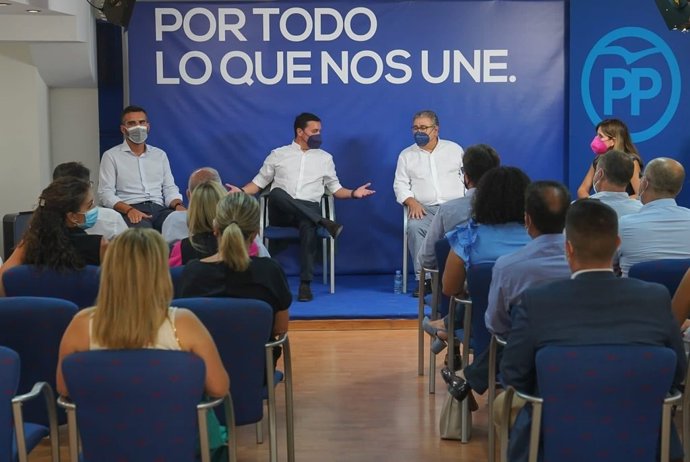 El eurodiputado del Partido Popular, Juan Ignacio Zoido; el presidente del PP de Almería, Javier A. García; el secretario general, Ramón Fernández-Pacheco, y la vicesecretaria de Sectores Productivos del PP, Julia Ibáñez