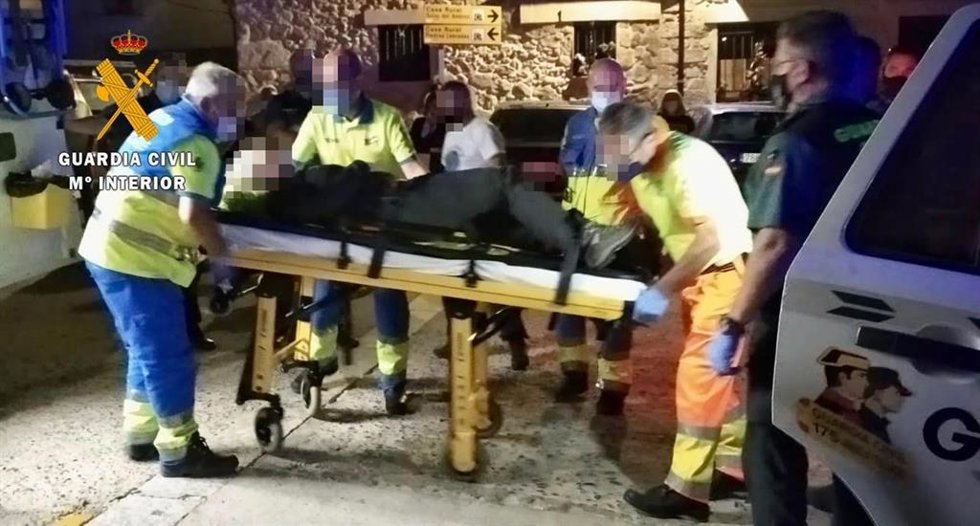 Imagen de la mujer accidentada junto a Guardia Civil y personal sanitario