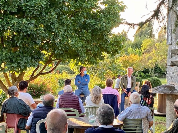 Encuentro de Alfonso Rueda con compromisarios de la ciudad de Pontevedra que participarán en el 18 Congreso provincial del PP
