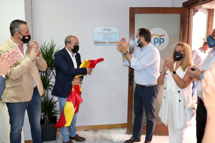 El presidente del PP-CLM inaugura la nueva sede de los 'populares' en Malagón.