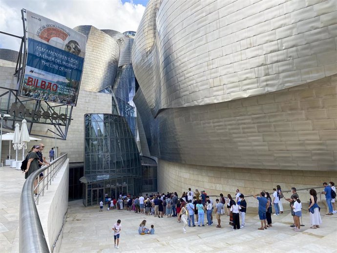Cola de visitantes para acceder al Guggenheim Bilbao