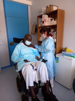 Un equipo multidisciplinar del Hospital Virgen de las Nieves de Granada logra salvar la vida a un paciente senegalés residente en Almería tratado durante dos años de una grave lesión medular