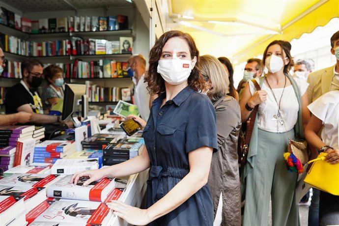 La presidenta de la Comunidad de Madrid, Isabel Díaz Ayuso, visita la 80 edición de la Feria del Libro
