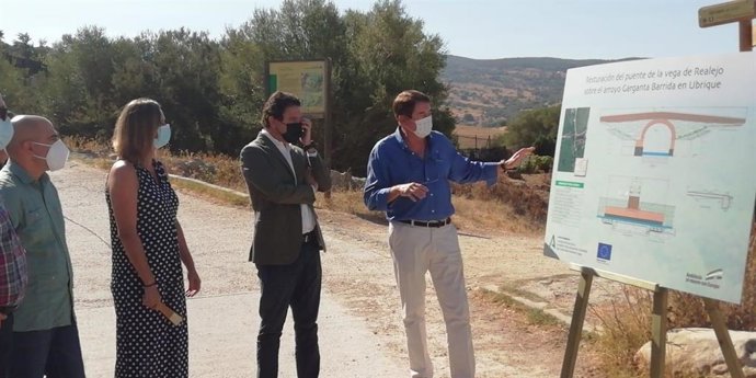 El delegado territorial de Desarrollo Sostenible de la Junta en Cádiz, Daniel Sánchez, visita este sábado el Puente del Realejo, en Ubrique, para realizar una presentación técnica del proyecto de la obra