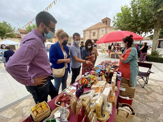 El consejero de Desarrollo Sostenible, José Luis Escudero, junto a la consejera de Bienestar Social, Bárbara García Torijano, y la alcaldesa, Isabel García, ha visitado la Feria 'Eco Torrejón 2021'.