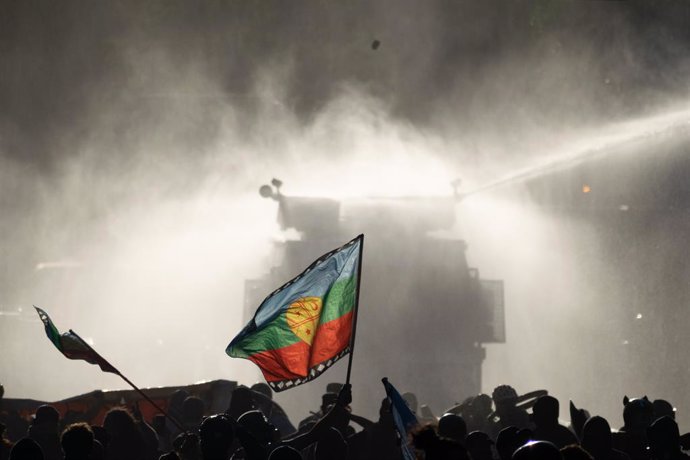 Archivo - Arxivo - Bandera Mapuche durant les manifestacions contra el Govern a Xile
