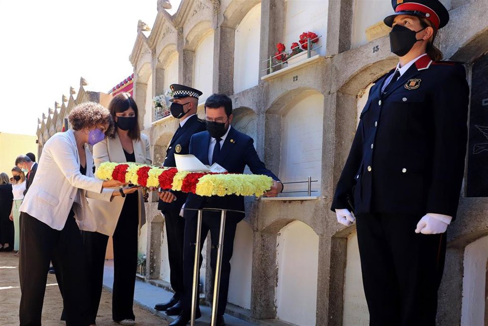 El presidente de la Generalitat Pere Aragons en la tumba del expresidente Josep Irla en el cementerio de Sant Feliu de Guixols (Girona) durante la Diada