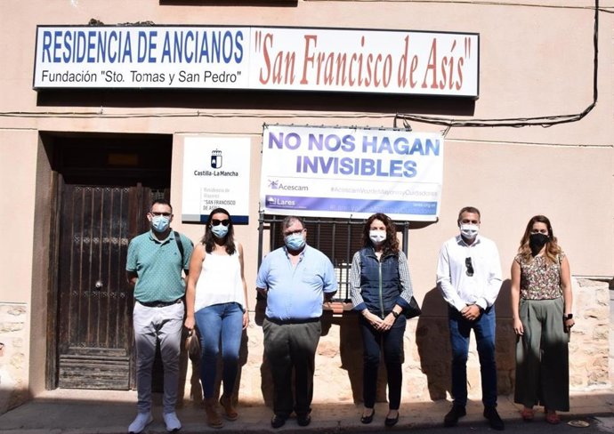 La viceconsejera de Empleo, Diálogo Social y Bienestar Laboral, Nuria Chust, durante su visita este sábado a Horcajo de Santiago, donde ha estado en la Residencia 'San Francisco de Asís.