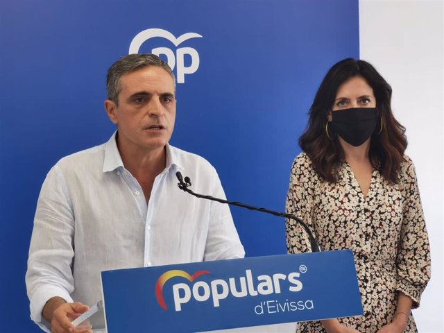 La secretaria general del PP en Baleares, Sandra Fernández, junto al presidente insular José Vicente Marí Bosó en la VI Jornada de Coordinación Insular de los 'populares' de Ibiza.