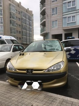 Coche identificado por la Policía Local como autor de un atropello a un hombre en la Rolda de Outeiro, en A Coruña.