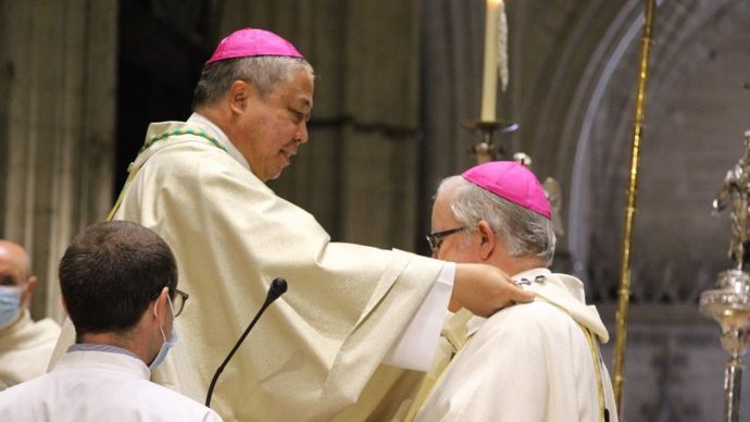 El nuncio apostólico impone el palio arzobispal a Saiz Meneses