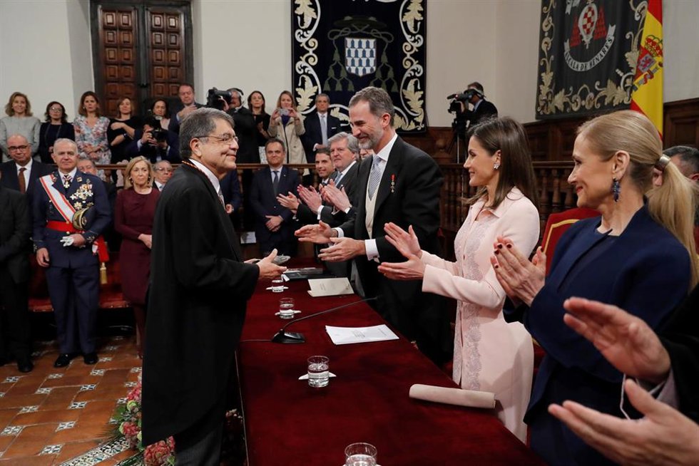 Archivo - Los Reyes imponen la medalla del Premio Cervantes al escritor nicaragüense Sergio Ramírez durante el acto de entrega de este galardón que ha tenido lugar en el Paraninfo de la Universidad de Alcalá de Henares