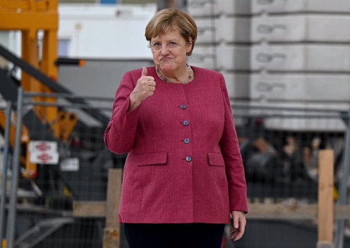 10 September 2021, Brandenburg, Templin: German Chancellor Angela Merkel gives the thumbs up after laying the foundation stone at the construction site of a new daycare center. Merkel is visiting Templin on the occasion of the town's 750th anniversary. 