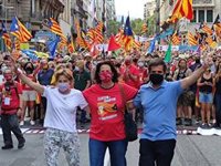Forcadell (ERC) i Sànchez (Junts) s'abracen amb Paluzie (ANC) i Cuixart (Òmnium) a la manifestació