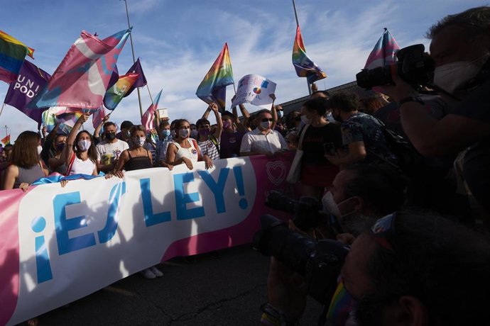 Archivo - La ministra de Derechos Sociales y Agenda 2030, Ione Belarra, la ministra de Igualdad, Irene Montero, y la vicepresidenta de Trabajo y Economía Social, Yolanda Díaz, durante la manifestación del Orgullo LGTBI, a 3 de julio de 2021, en Madrid (