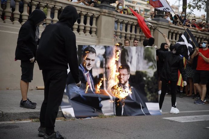 Queman una foto de Aragons y Sánchez en la manifestación de la Izquierda Independentista en Barcelona