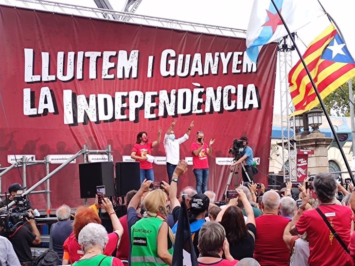 Elisenda Paluzie (ANC), Jordi Cuixart (mnium Cultural) i Jordi Gaseni (AMI) intervenen en l'acte després de la manifestació de la Diada a Barcelona