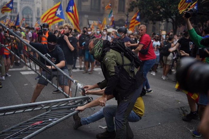 Altercados ante la Jefatura de Policía en la Via Laietana de Barcelona durante la Diada