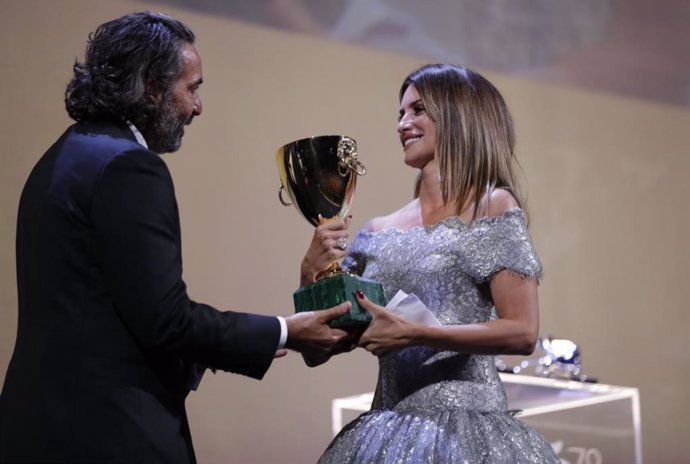Penélope Cruz recogiendo su Copa Volpi en el Festival de Venecia por 'Madres paralelas', de Pedro Almodóvar