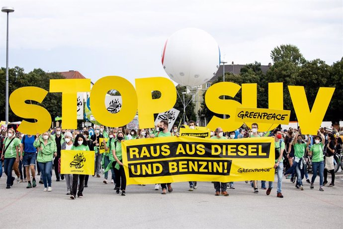 11 September 2021, Bavaria, Munich: People march with a sign reading "STOP SUV" during a demonstration following a cycling protest against the International Motor Show (IAA Mobility), which runs until 12 September 2021. Photo: Matthias Balk/dpa