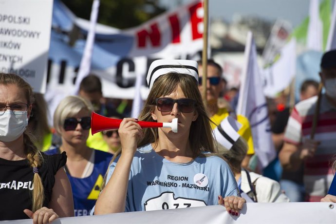 11 September 2021, Poland, Warsaw: Nurses take part in the nationwide healthcare workers strike. Thousands of healthcare professionals and their supporters marched through the city during a nationwide strike to demand better working conditions, especial