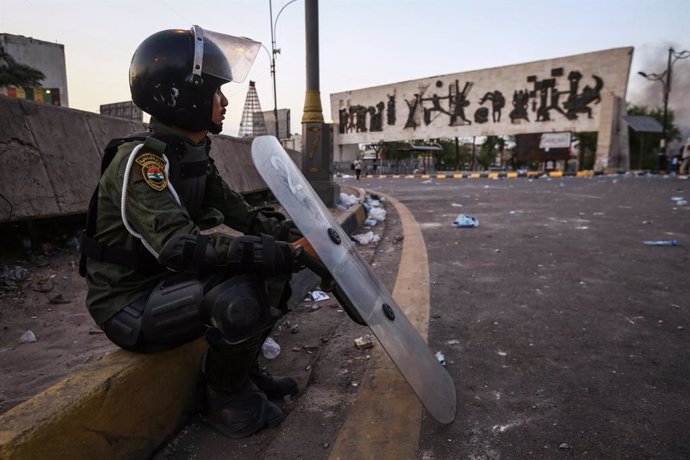 Archivo - 25 May 2021, Iraq, Baghdad: A member of Iraqi security forces sits on the street during clashes following an anti-government protest calling for the killers of pro-reform activists to be revealed. Photo: Ameer Al Mohammedaw/dpa