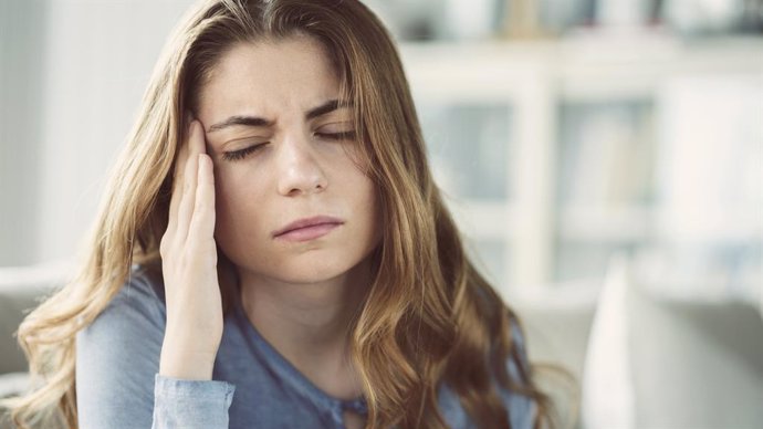 Mujer con dolor de cabeza.