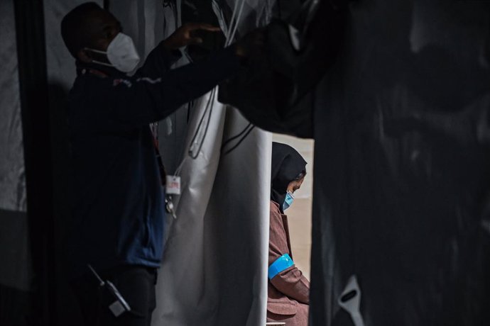 FILED - 20 August 2021, Brandenburg, Doberlug-Kirchhain: An Afghan woman sits in a tent after arriving at the grounds of the German Red Cross (DRK) Refugee Aid at the Initial Reception Centre early in the morning. The evacuation of foreigners and Afghan