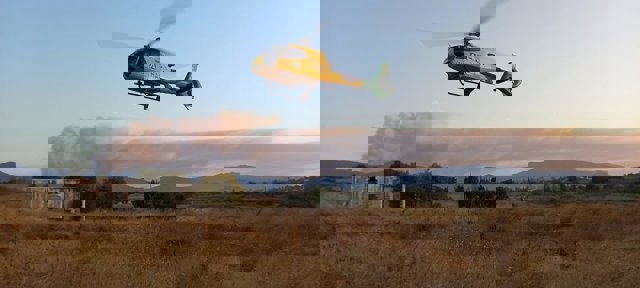 Un helicóptero en las labores contra el fuego en Sierra Bermeja