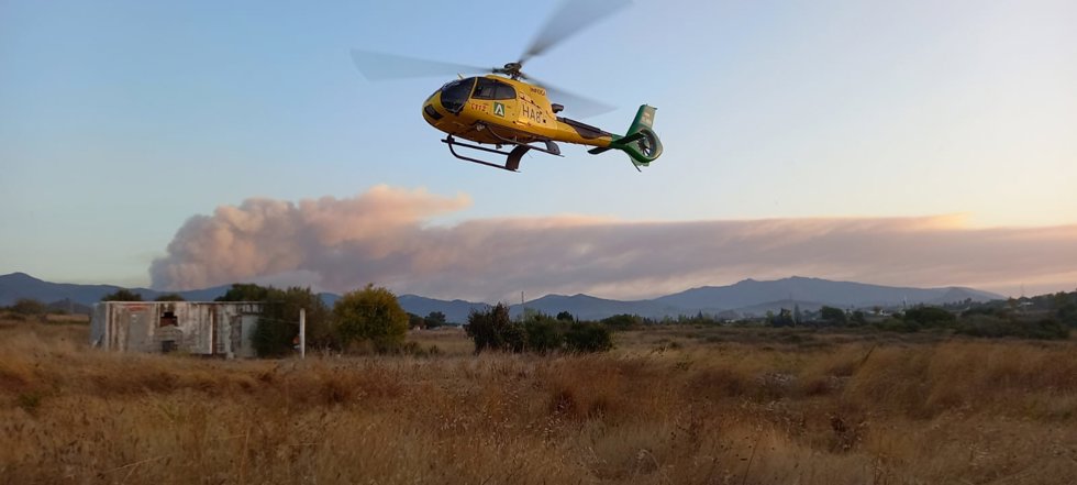 Un helicóptero en las labores contra el fuego en Sierra Bermeja