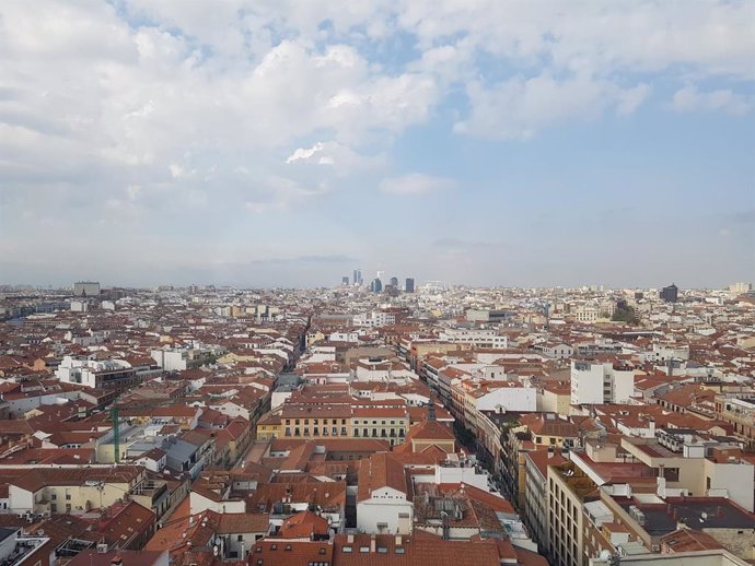 Archivo - Vista panorámica desde la Gran Vía de Madrid